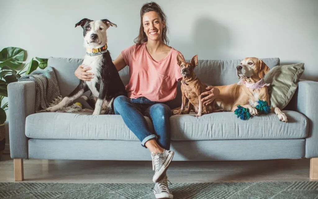 10 Benefícios do Petlove Plano para Viamão tutora_com_cachorros_depoimento