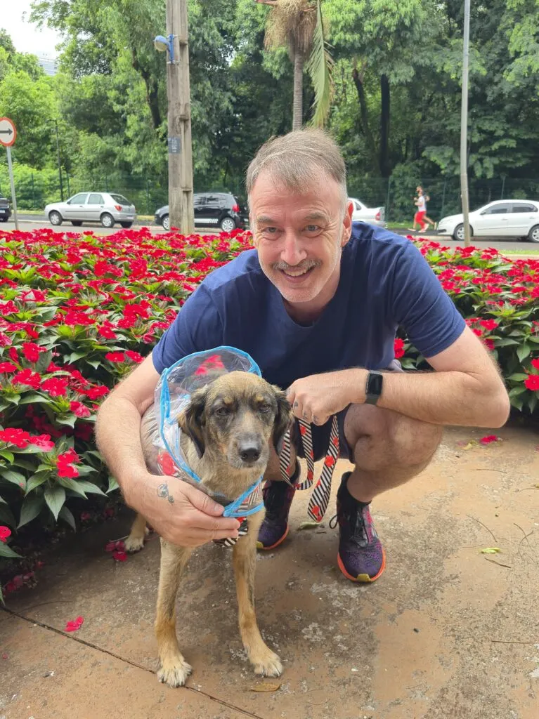 consultor bernd nestrojil com seu cachorro vira-lata kirin